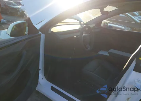 2026 Tesla Model Y Long Range Dual Motor All-Wheel Drive z USA, uszkodzony, nr VIN 7SAYGDED0TA452117